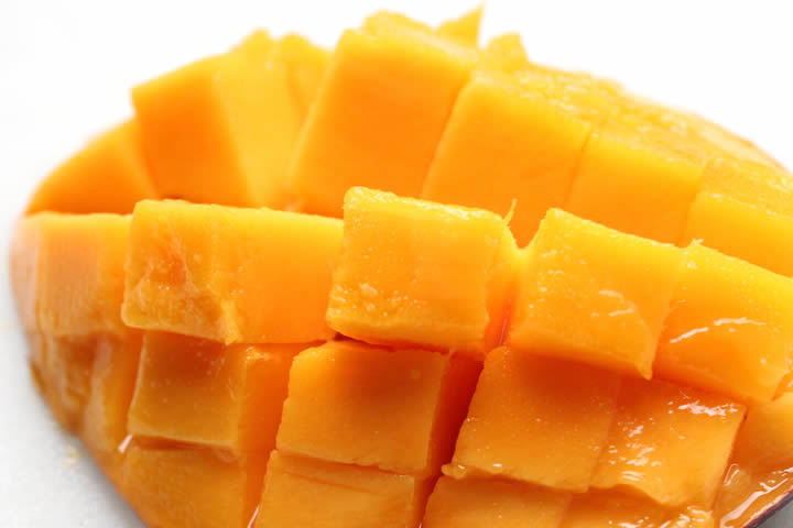 カットしたマンゴー